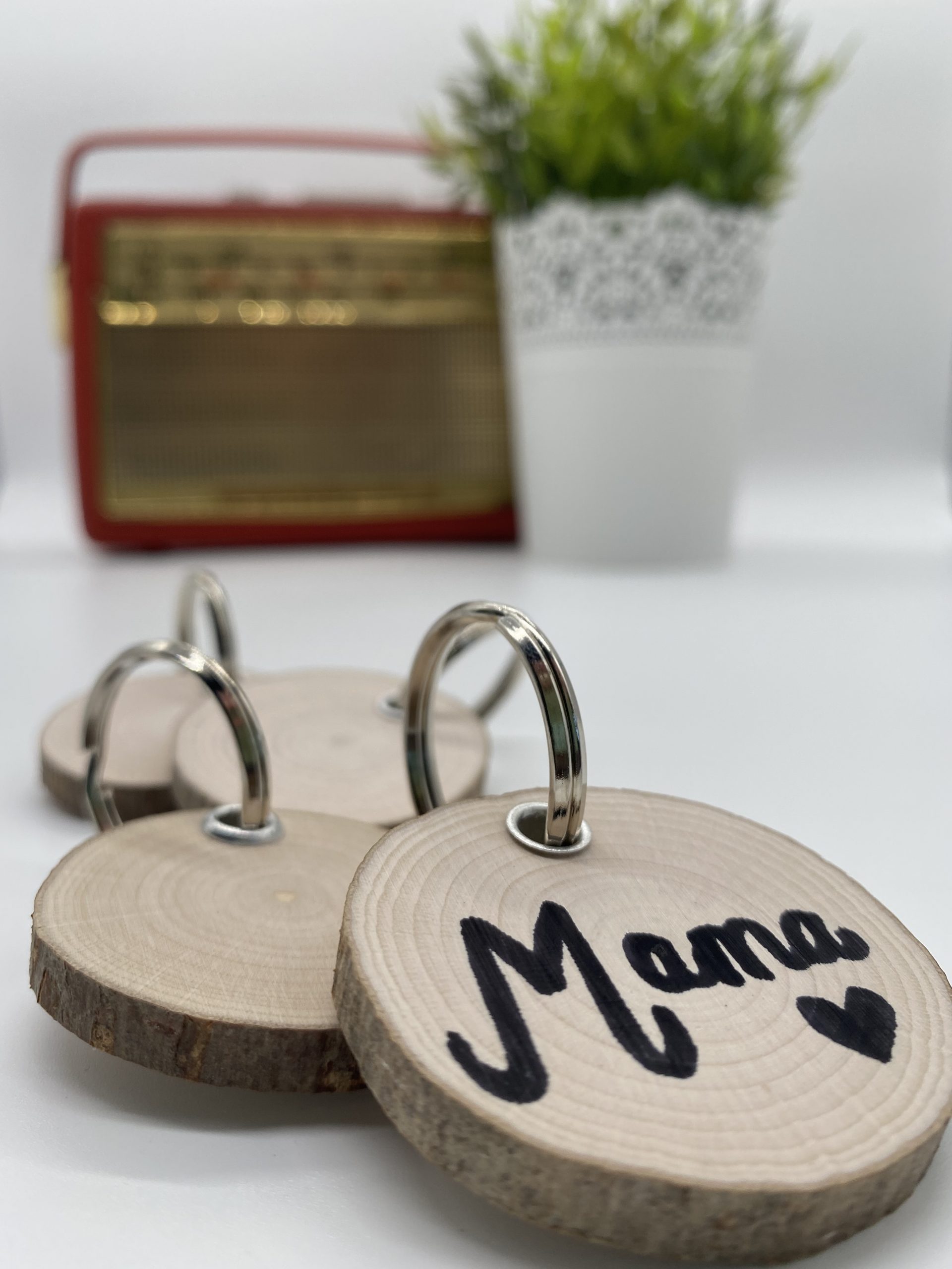 Schlüsselanhänger Holzscheibe mit Rinde